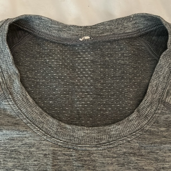 Lululemon swiftly tech short sleeve shirt hip length - Picture 3 of 6